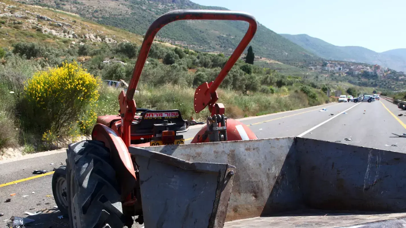 תאונת דרכים רוכב אופנוע נהרג טרקטור ביצע פניית פרסה 5 במאי 2012 תאונת דרכים רוכב אופנוע נהרג טרקטור ביצע פניית פרסה 5 במאי 2012