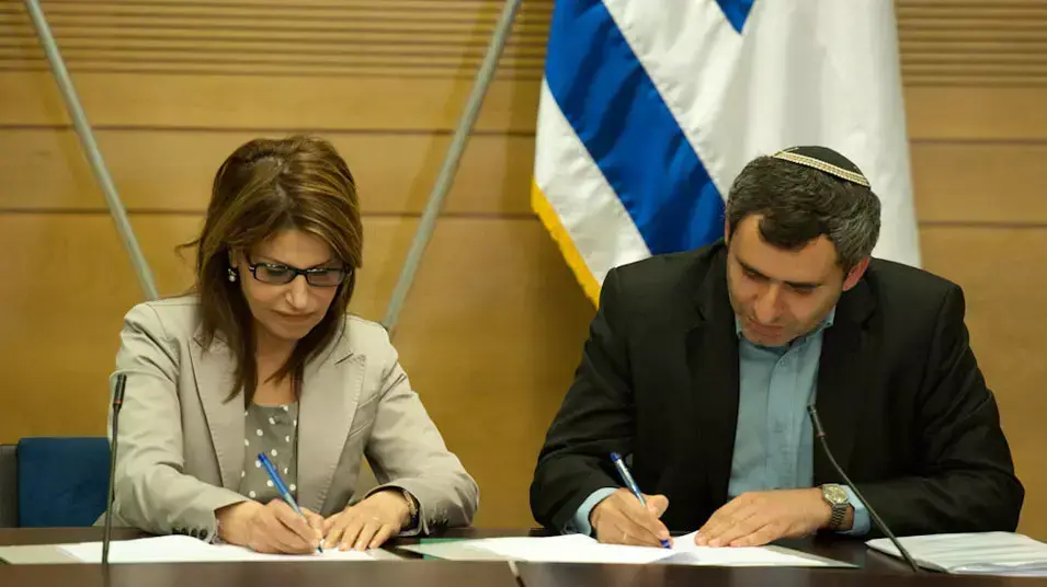 שאול מופז וזאב אלקין חותמים על הסכם ממשלת אחדות שאול מופז וזאב אלקין חותמים על הסכם ממשלת אחדות
