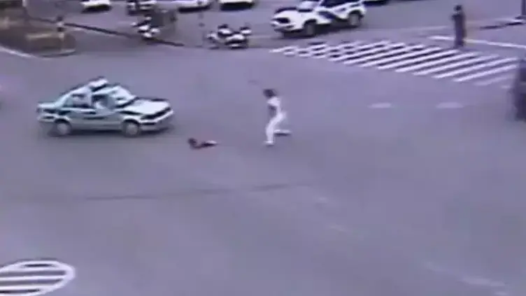 אב שזינק ממכונית נוסעת כדי להציל את בתו. ז'ג'יאנג, סין, מאי 2012 אב שזינק ממכונית נוסעת כדי להציל את בתו. ז'ג'יאנג, סין, מאי 2012