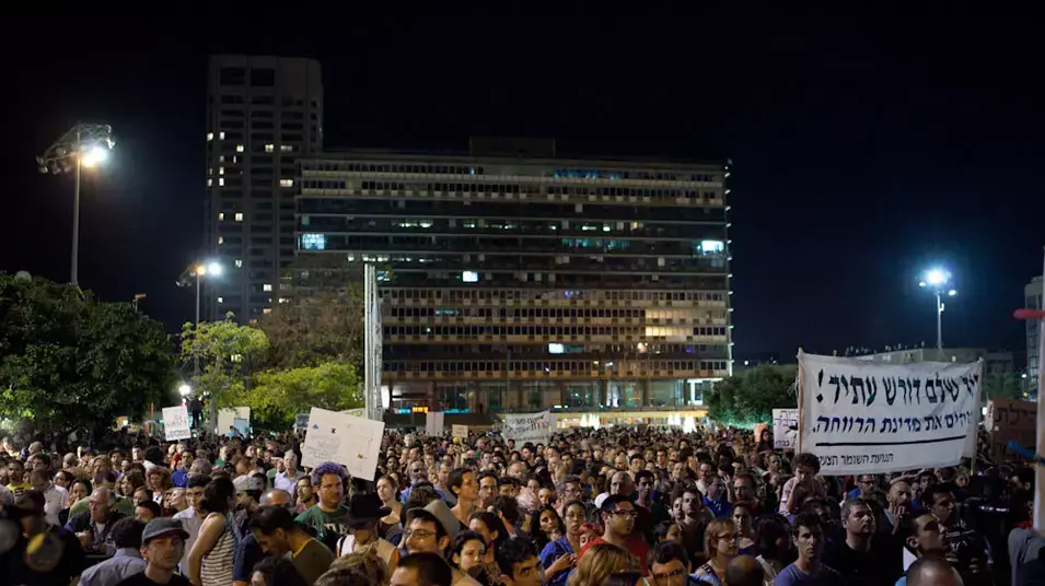 מציינים שנה למחאה החברתית. כיכר רבין, מאי 2012 מציינים שנה למחאה החברתית. כיכר רבין, מאי 2012