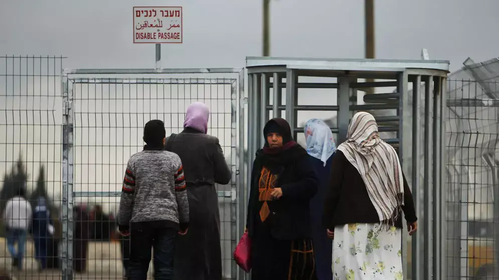 פלסטינים עוברים במחסום חווארה ליד שכם לפני סגירתו, אפריל 2009 פלסטינים עוברים במחסום חווארה ליד שכם לפני סגירתו, אפריל 2009