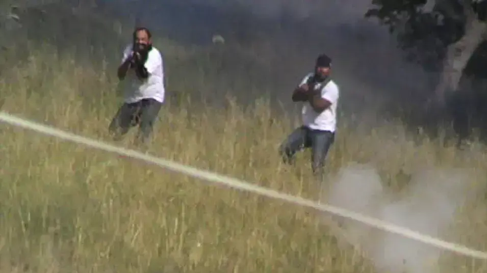מתנחלים פוצעים פלסטיני באש חיה בנוכחות חיילים, מאי 2012 מתנחלים פוצעים פלסטיני באש חיה בנוכחות חיילים, מאי 2012