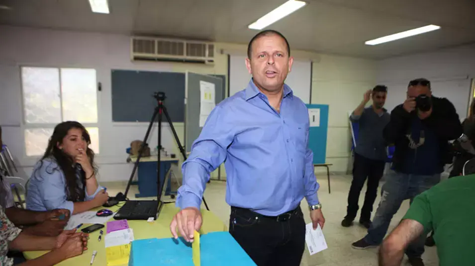איתן כבל מצביע להסתדרות איתן כבל מצביע להסתדרות
