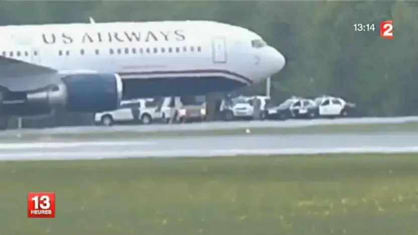 מטוס של USAIRWAYS שנחת נחיתת חירום בקרולינה הצפונית אחרי שנוסעת טענה כי פצצה הוטמנה בתוך גופה. מאי, 2012 מטוס של USAIRWAYS שנחת נחיתת חירום בקרולינה הצפונית אחרי שנוסעת טענה כי פצצה הוטמנה בתוך גופה. מאי, 2012