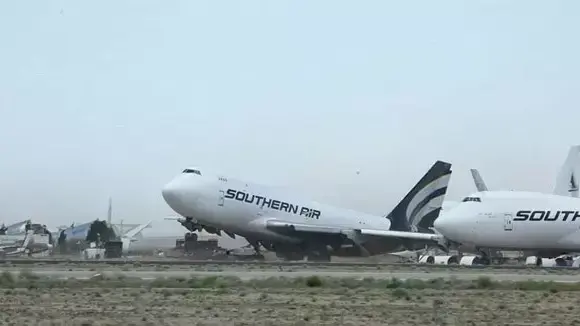 מטוס מתרומם באוויר בגלל סופת רוחות בארה"ב, מאי 2012 מטוס מתרומם באוויר בגלל סופת רוחות בארה"ב, מאי 2012