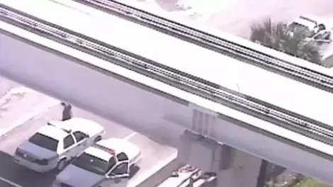 מתוך סרטון מצלמת אבטחה המתעד אירוע בשולי כביש מהיר בעיר מיאמי בו נורה אדם עירום למוות על ידי המשטרה בזמן שאכל את פניו של אדם אחר, מאי 2012 מתוך סרטון מצלמת אבטחה המתעד אירוע בשולי כביש מהיר בעיר מיאמי בו נורה אדם עירום למוות על ידי המשטרה בזמן שאכל את פניו של אדם אחר, מאי 2012