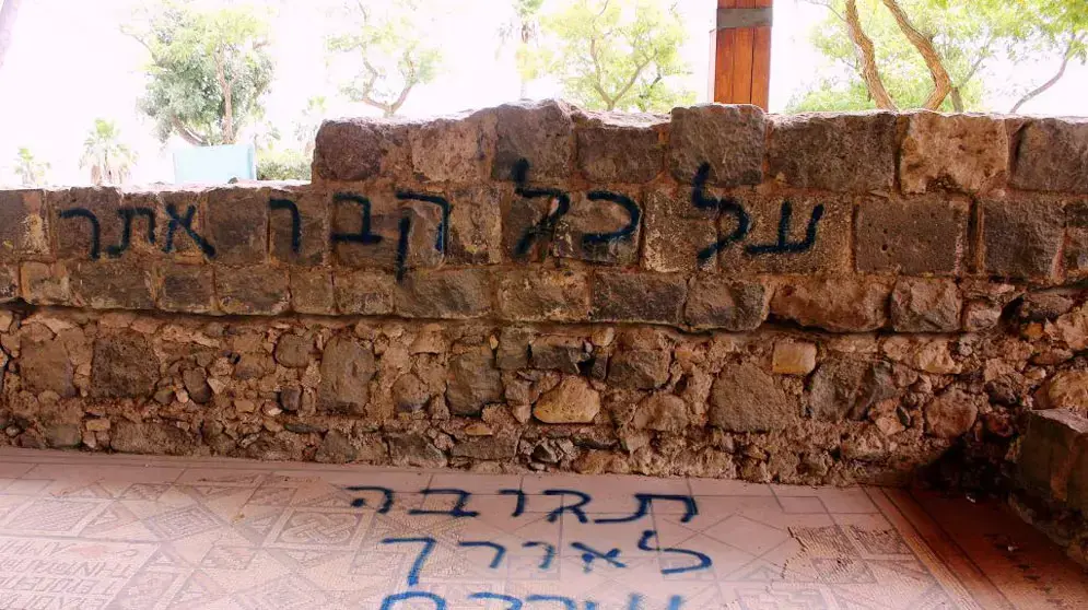 וונדליזם חמור בבית הכנסת העתיק בגן לאומי חמת טבריה, מאי 2012 וונדליזם חמור בבית הכנסת העתיק בגן לאומי חמת טבריה, מאי 2012
