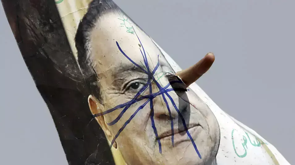 מפגינים בקהיר במחאה על גזר דינו של הנשיא לשעבר, חוסני מובארק. מצרים, 2 ביוני 2012 מפגינים בקהיר במחאה על גזר דינו של הנשיא לשעבר, חוסני מובארק. מצרים, 2 ביוני 2012