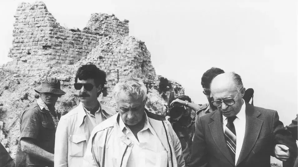 אריאל שרון ומנחם בגין מבקרים במוצב בופור לאחר כיבושו במלחמת שלום הגליל, יוני 2012 אריאל שרון ומנחם בגין מבקרים במוצב בופור לאחר כיבושו במלחמת שלום הגליל, יוני 2012