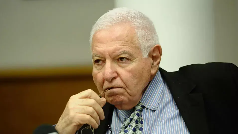 מיכה לינדנשטראוס בשולחן עגול, יוני 2012 מיכה לינדנשטראוס בשולחן עגול, יוני 2012