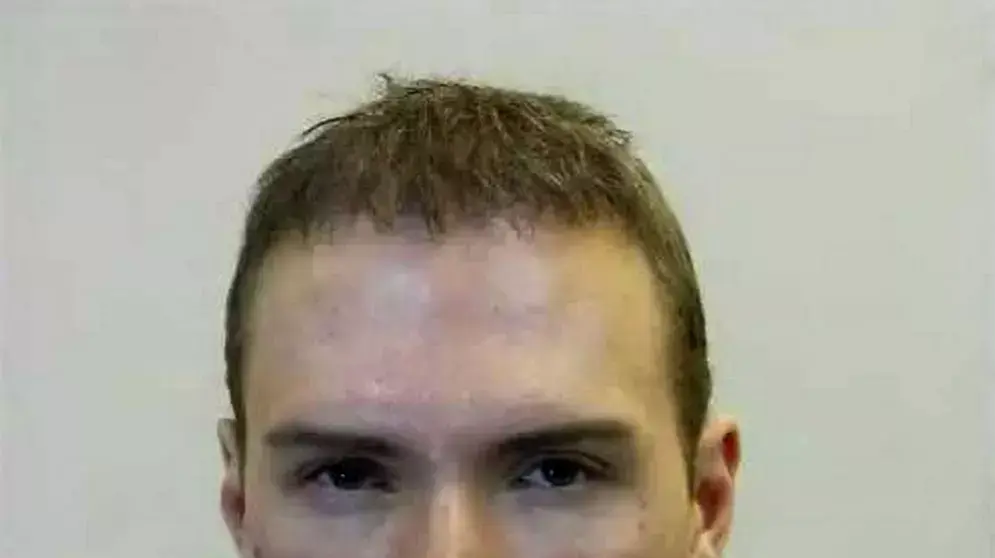 לוקה רוקו מניוטה, כוכב פורנו קנדי שרצח וביתר סטודנט סיני, לאחר מעצרו בברלין, יוני 2012 לוקה רוקו מניוטה, כוכב פורנו קנדי שרצח וביתר סטודנט סיני, לאחר מעצרו בברלין, יוני 2012