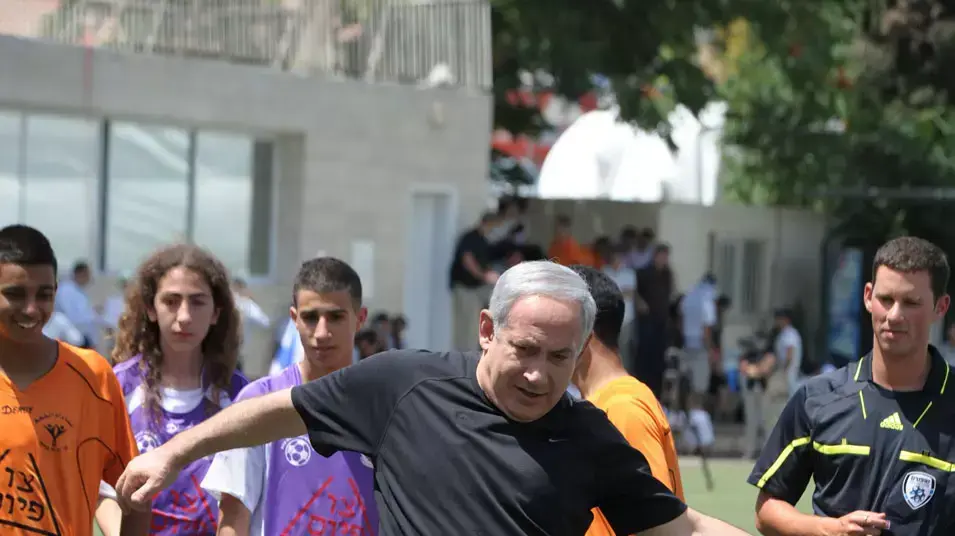 ראש הממשלה בנימין נתניהו משחק כדורגל, זמן קצר אחרי פציעתו, יוני 2012 ראש הממשלה בנימין נתניהו משחק כדורגל, זמן קצר אחרי פציעתו, יוני 2012