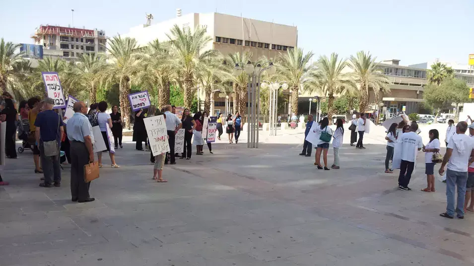 עשרות נשים מפגינות נגד חזרתו לעבודה של חשוד בהטרדה מינית עשרות נשים מפגינות נגד חזרתו לעבודה של חשוד בהטרדה מינית