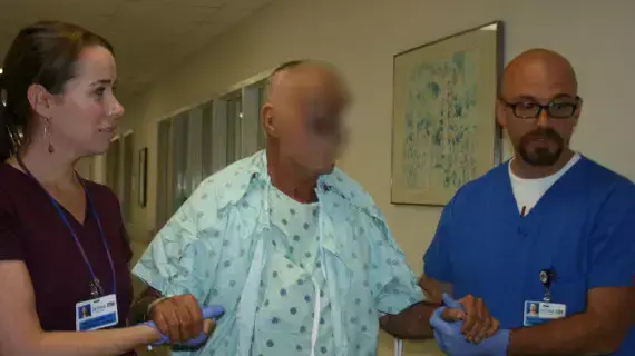 רונלד פופו, חסר בית שתוקף אכל את פניו במיאמי, בבית החולים שבועיים אחרי התקרית, יוני 2012 רונלד פופו, חסר בית שתוקף אכל את פניו במיאמי, בבית החולים שבועיים אחרי התקרית, יוני 2012