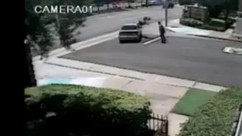 מתוך סרטון שפרסמה משטרת קליפורניה בו נראית תאונת "פגע וברח" בעיירה בואנה פארק, יוני 2012 מתוך סרטון שפרסמה משטרת קליפורניה בו נראית תאונת "פגע וברח" בעיירה בואנה פארק, יוני 2012