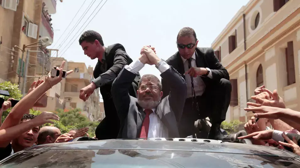 מוחמד מורסי מודה לתומכיו אחרי שהצביע בבחירות לנשיאות מצרים, יוני 2012 מוחמד מורסי מודה לתומכיו אחרי שהצביע בבחירות לנשיאות מצרים, יוני 2012