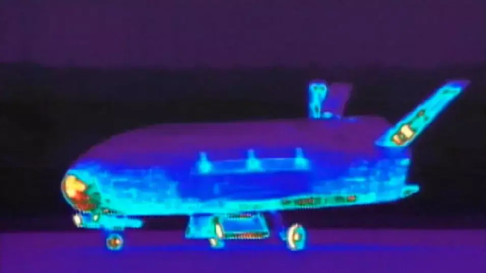 מעבורת החלל הניסויית X-37B בבסיס חיל האוויר ונדנברג יוני 2012 מעבורת החלל הניסויית X-37B בבסיס חיל האוויר ונדנברג יוני 2012