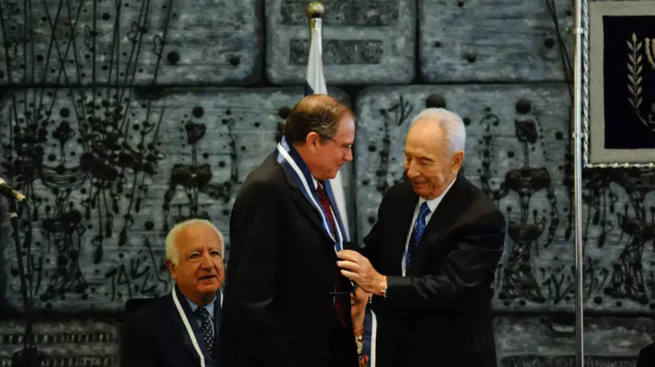 נשיא המדינה שמעון פרס מעניק לראשונה את מדליית "עיטור הנשיא" בטקס חגיגי במשכן הנשיא, יוני 2012 נשיא המדינה שמעון פרס מעניק לראשונה את מדליית "עיטור הנשיא" בטקס חגיגי במשכן הנשיא, יוני 2012