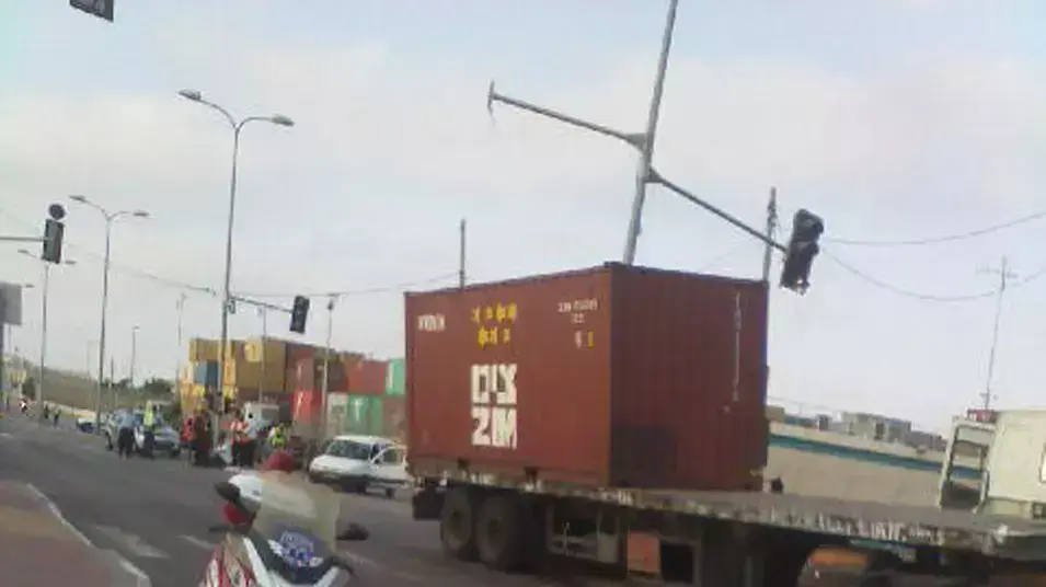 נהג משאית נפל מהמשאית באשדוד ונמחץ תחתיה למוות נהג משאית נפל מהמשאית באשדוד ונמחץ תחתיה למוות