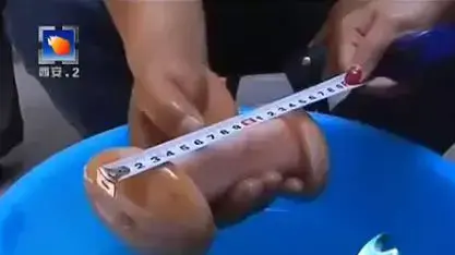 מתוך תוכנית בטלוויזיה הסינית שבה הוצג "יצור מסתורי" שהתגלה קבור באדמה בכפר, והתברר בסופו של דבר כצעצוע מין, יוני 2012 מתוך תוכנית בטלוויזיה הסינית שבה הוצג "יצור מסתורי" שהתגלה קבור באדמה בכפר, והתברר בסופו של דבר כצעצוע מין, יוני 2012