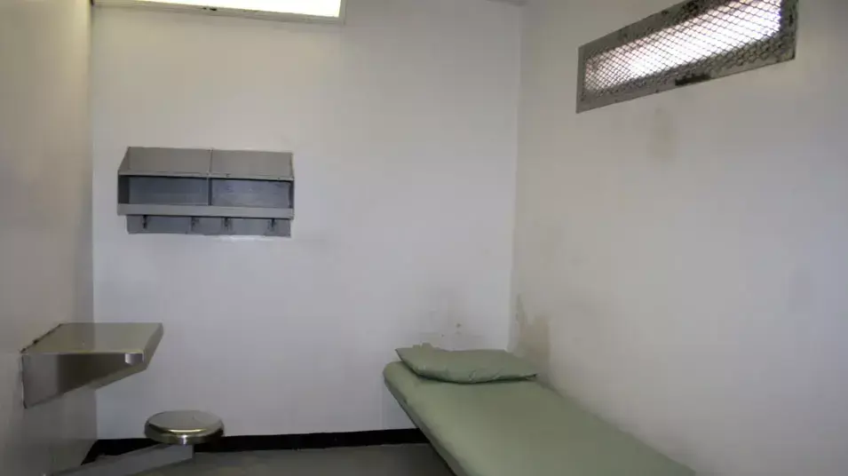 תא מאסר בבידוד בבית כלא בעיר קלירווטר, פלורידה תא מאסר בבידוד בבית כלא בעיר קלירווטר, פלורידה
