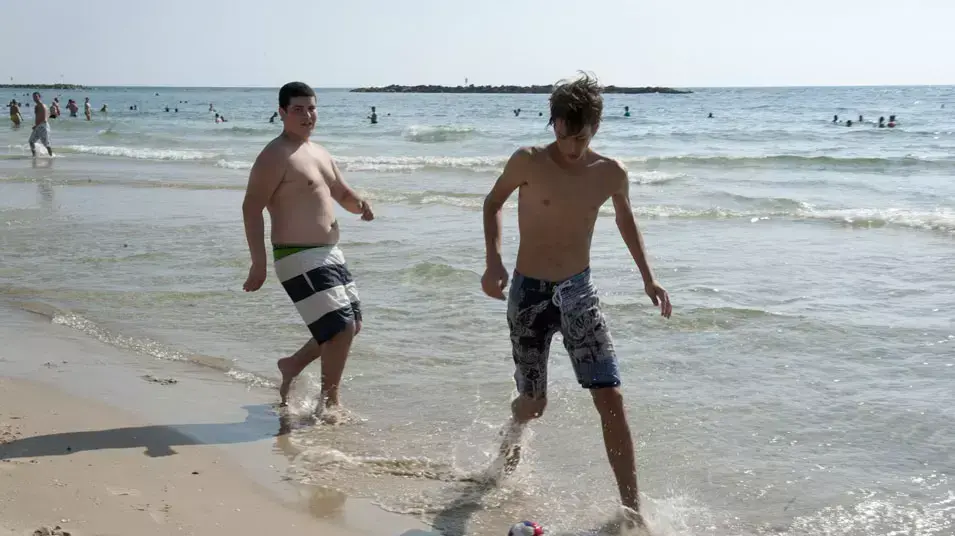 בני נוער מבלים על חוף הים בחופש הגדול 2012 בני נוער מבלים על חוף הים בחופש הגדול 2012