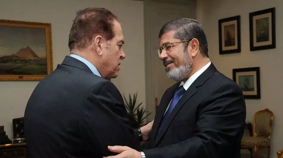 נשיא מצרים הנבחר, מוחמד מורסי, מתקבל בלשכת הנשיא על ידי ראש הממשלה, כמאל גנזורי, קהיר, 25 ביוני 2012 נשיא מצרים הנבחר, מוחמד מורסי, מתקבל בלשכת הנשיא על ידי ראש הממשלה, כמאל גנזורי, קהיר, 25 ביוני 2012