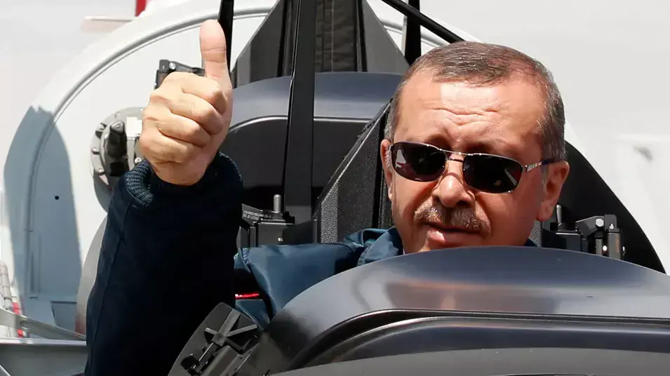 ראש ממשלת טורקיה, רג'פ טייפ ארדואן, בתא טייס של מטוס אימונים "הורקוס" במהלך טקס בבסיס של חיל האוויר באנקרה, 27 ביוני 2012 ראש ממשלת טורקיה, רג'פ טייפ ארדואן, בתא טייס של מטוס אימונים "הורקוס" במהלך טקס בבסיס של חיל האוויר באנקרה, 27 ביוני 2012