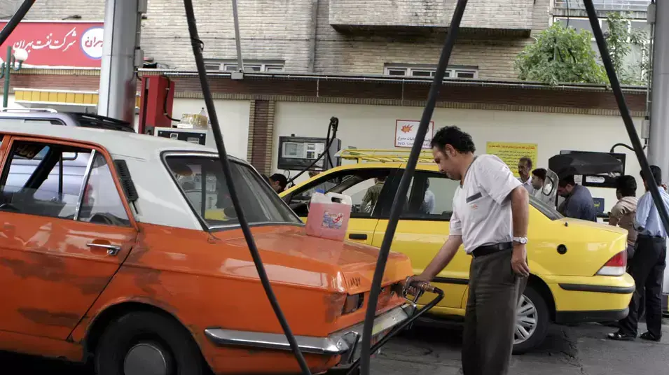 תושבי טהרן בתחנות דלק ברחבי טהרן תושבי טהרן בתחנות דלק ברחבי טהרן