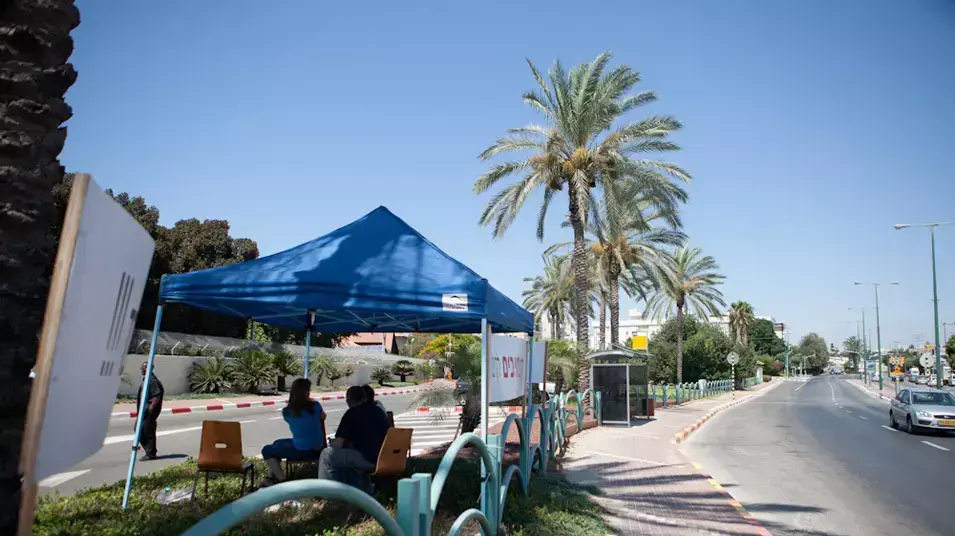 הפגנה של עובדי המכון הביולוגי על תנאי העסקתם, נס ציונה, יולי 2012 הפגנה של עובדי המכון הביולוגי על תנאי העסקתם, נס ציונה, יולי 2012