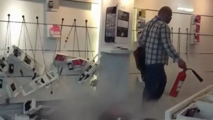 אדם הורס חנות סלולר אדם הורס חנות סלולר