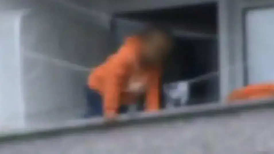 ילד משחק על מעקה מרפסת ביתו בקומה השמינית, קובנטרי, אנגליה. ילד משחק על מעקה מרפסת ביתו בקומה השמינית, קובנטרי, אנגליה.