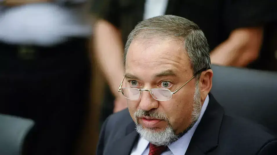 שר החוץ אביגדור ליברמן בסיעת ישראל ביתנו, יולי 2012 שר החוץ אביגדור ליברמן בסיעת ישראל ביתנו, יולי 2012