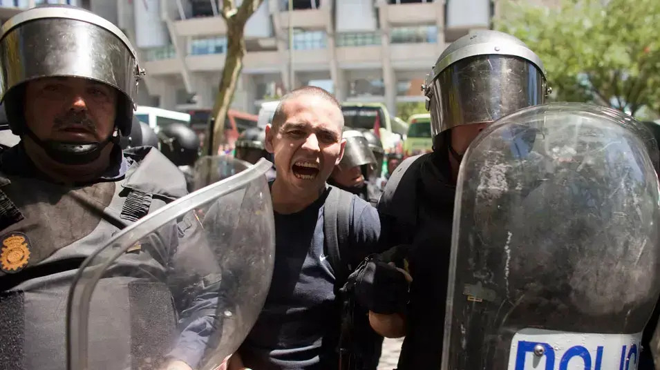 כורים מפגינים ומתעמתים עם המשטרה במחאה על גזרות הצנע של ממשלת ספרד, מדריד, 11 ביולי 2012 כורים מפגינים ומתעמתים עם המשטרה במחאה על גזרות הצנע של ממשלת ספרד, מדריד, 11 ביולי 2012