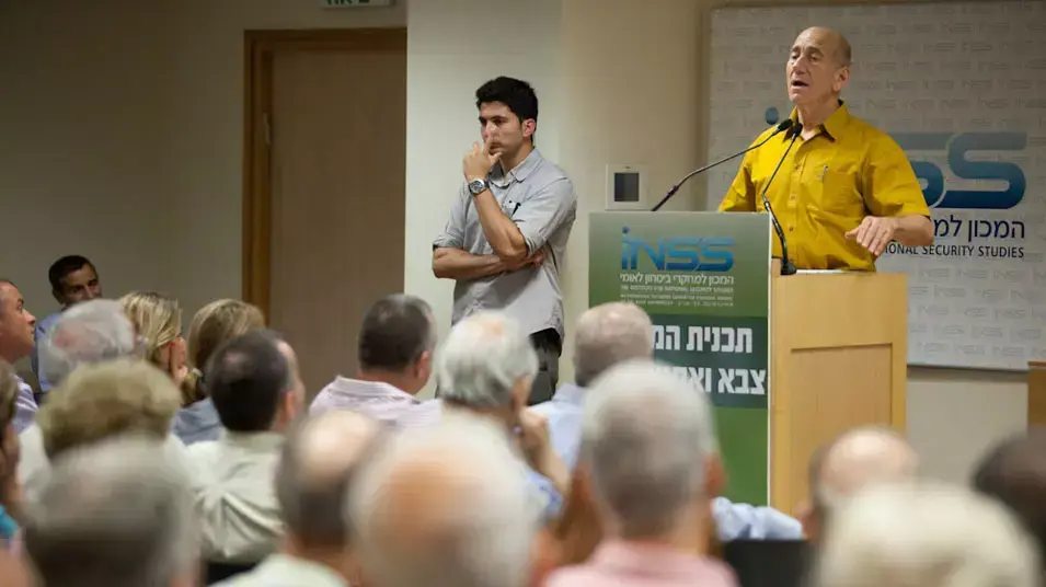 אהוד אומרט בכנס של המכון למחקרי ביטחון לאומי במליאת שש שנים למלחמת לבנון השנייה, יולי 2012 אהוד אומרט בכנס של המכון למחקרי ביטחון לאומי במליאת שש שנים למלחמת לבנון השנייה, יולי 2012