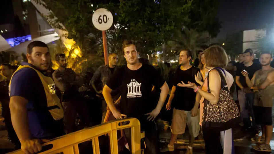 דפני ליף מחוץ לבית החולים איכילוב, שם אושפז המפגין שהצית עצמו דפני ליף מחוץ לבית החולים איכילוב, שם אושפז המפגין שהצית עצמו