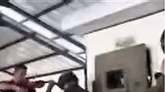 חיילים מכריחים פלסטינאי לנגן בכינור במחסום חיילים מכריחים פלסטינאי לנגן בכינור במחסום