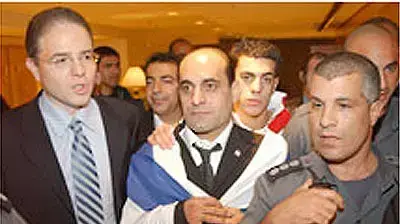 עזאם עזאם לאחר השחרור מהשבי המצרי עם דני נוה עזאם עזאם לאחר השחרור מהשבי המצרי עם דני נוה