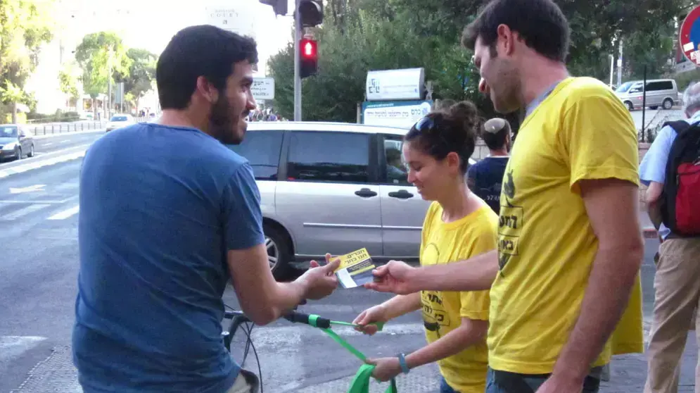 חלוקת אלפי סרטים ירוקים על ידי תנועת התעוררות בירושלים למזדהים עם המאבק לשוויון בנטל, יולי 2012 חלוקת אלפי סרטים ירוקים על ידי תנועת התעוררות בירושלים למזדהים עם המאבק לשוויון בנטל, יולי 2012