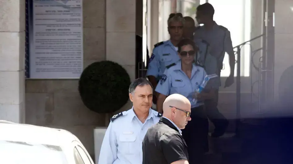 מפכ"ל המשטרה יוחנן דנינו ביציאה מישיבה במטה מחוז ירושלים בעקבות החופשה הכפויה של ניסו שחם, יולי 2012 מפכ"ל המשטרה יוחנן דנינו ביציאה מישיבה במטה מחוז ירושלים בעקבות החופשה הכפויה של ניסו שחם, יולי 2012