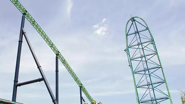 רכבת ההרים קינגדה קה בפארק השעשועים Six Flags Great Adventure בניו ג'רזי רכבת ההרים קינגדה קה בפארק השעשועים Six Flags Great Adventure בניו ג'רזי