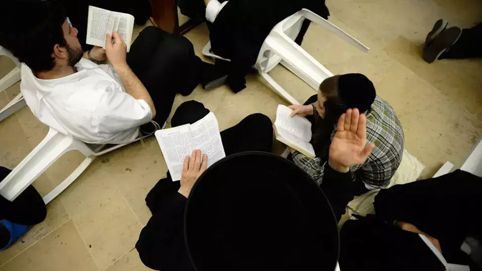 מתפללים בכותל בט' באב מתפללים בכותל בט' באב