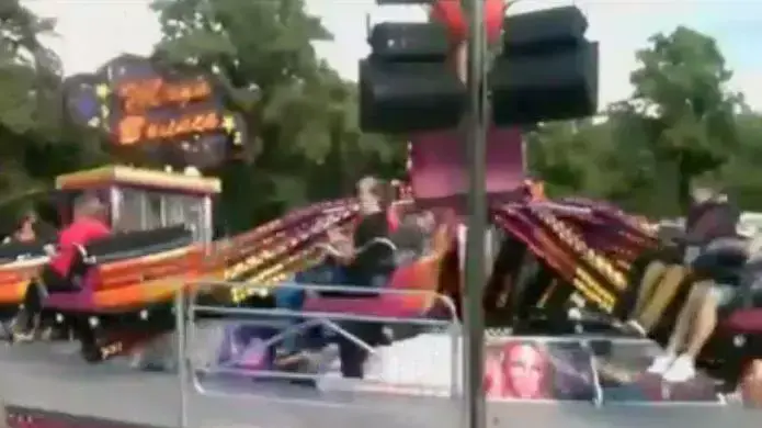 מתוך סרטון חובבים המתעד התפרקות של מתקן לונה-פארק ופציעה קשה של שניים מנוסעיו, לסטר, בריטניה, יולי 2012 מתוך סרטון חובבים המתעד התפרקות של מתקן לונה-פארק ופציעה קשה של שניים מנוסעיו, לסטר, בריטניה, יולי 2012