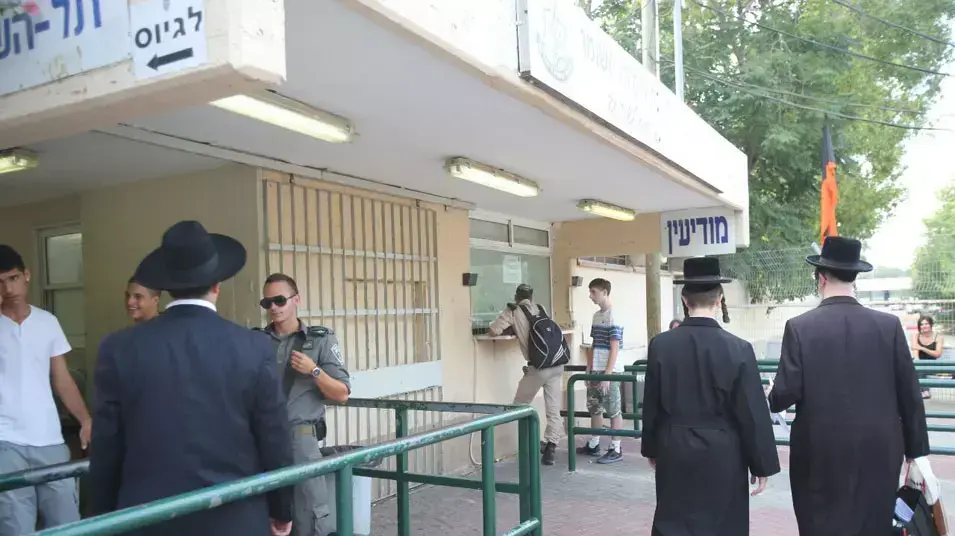 חרדים מגיעים להתגייס בבקו"ם יום אחרי פקיעת חול טל, בקו"ם, יולי 2012 חרדים מגיעים להתגייס בבקו"ם יום אחרי פקיעת חול טל, בקו"ם, יולי 2012