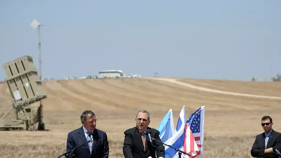 שר הביטחון אהוד ברק ושר ההגנה האמריקאי לאון פנטה בסיור בכיפת ברזל , אשקלון, יולי 2012 שר הביטחון אהוד ברק ושר ההגנה האמריקאי לאון פנטה בסיור בכיפת ברזל , אשקלון, יולי 2012