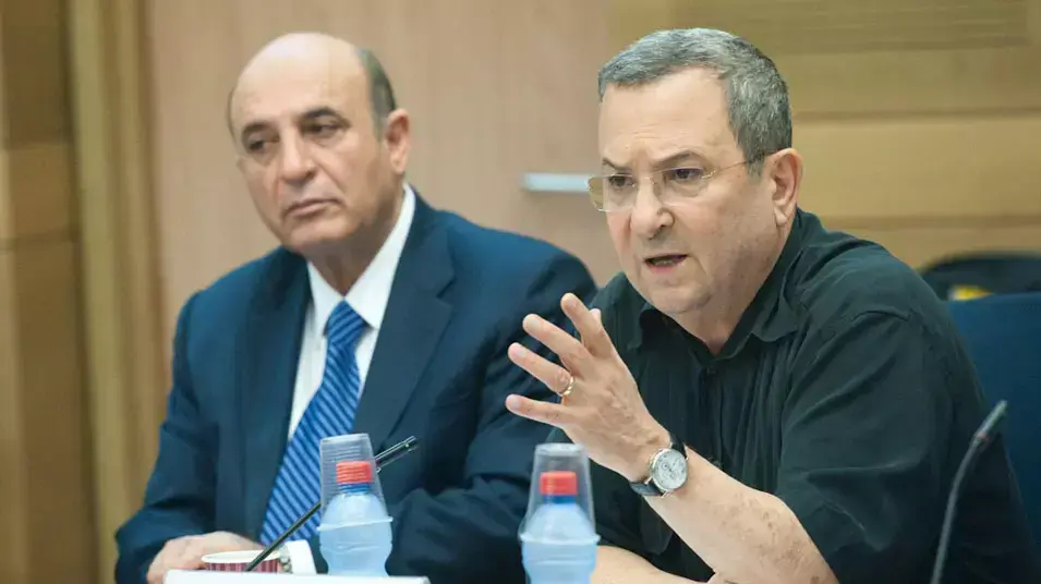 שר הביטחון אהוד ברק ויו"ר קדימה שאול מופז בוועדת חוץ וביטחון, כנסת, יולי 2012 שר הביטחון אהוד ברק ויו"ר קדימה שאול מופז בוועדת חוץ וביטחון, כנסת, יולי 2012