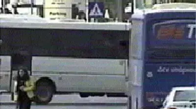 אחת החטופות יורדת מהאוטובוס שנחטף ביוון אחת החטופות יורדת מהאוטובוס שנחטף ביוון