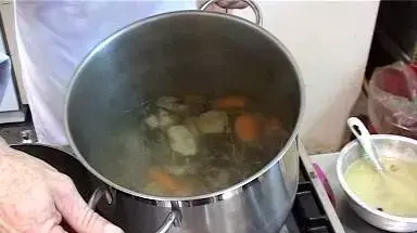 ערן ירוחם מכין ציר עוף ערן ירוחם מכין ציר עוף