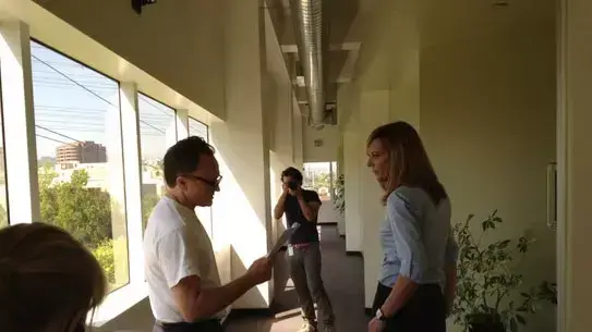 סי ג'יי נעשה כל מה שתגידי. שחקני "הבית הלבן" על סט צילומים, מתוך הטוויטר של ג'ושוע מלינה סי ג'יי נעשה כל מה שתגידי. שחקני "הבית הלבן" על סט צילומים, מתוך הטוויטר של ג'ושוע מלינה