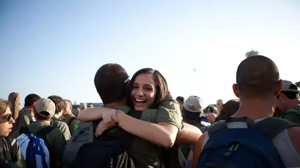 חברי תנועת גרעין הצופים צבר בניחתה בנתב"ג ,אוגוסט 2012 חברי תנועת גרעין הצופים צבר בניחתה בנתב"ג ,אוגוסט 2012